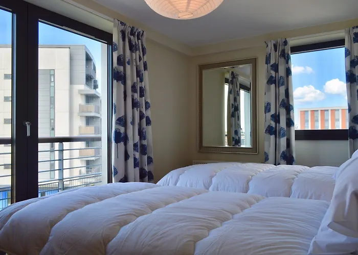 3 Bedroom Canal-Side Apartment Sleeps 6