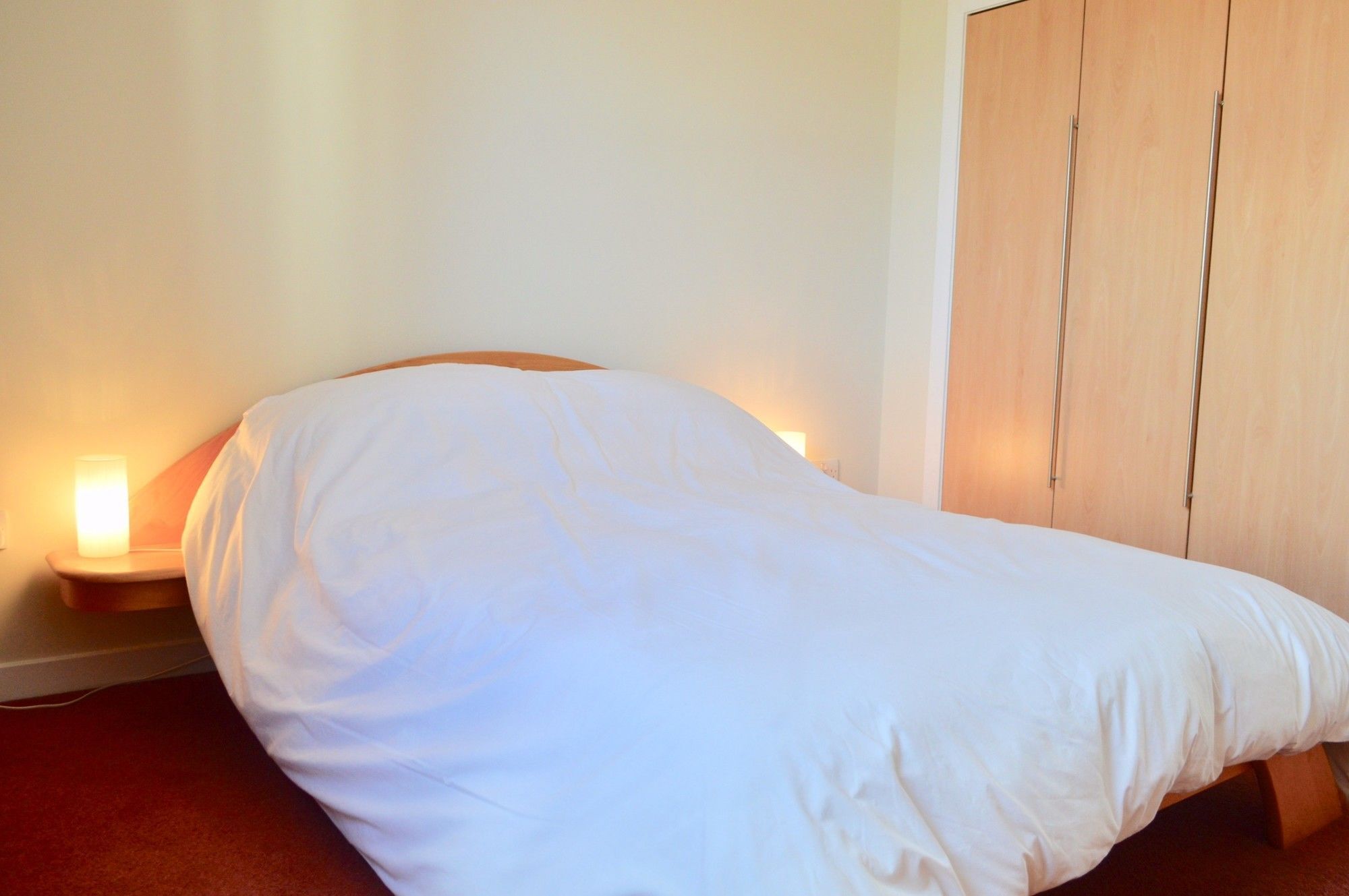 3 Bedroom Canal-side Sleeps 6 Apartment *