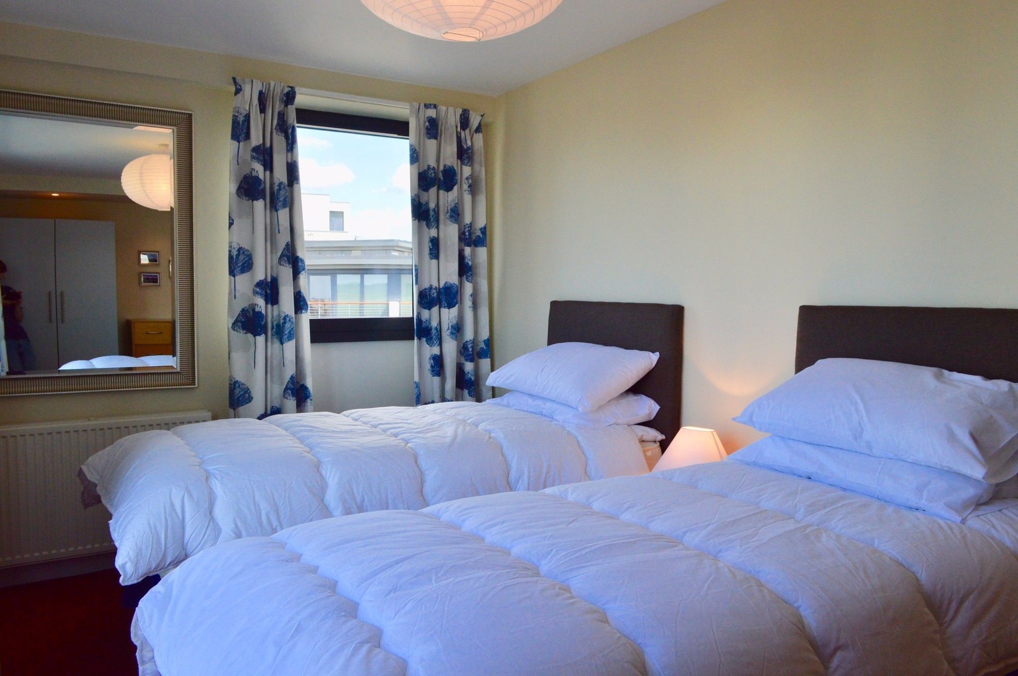 3 Bedroom Canal-side Sleeps 6 Apartment *