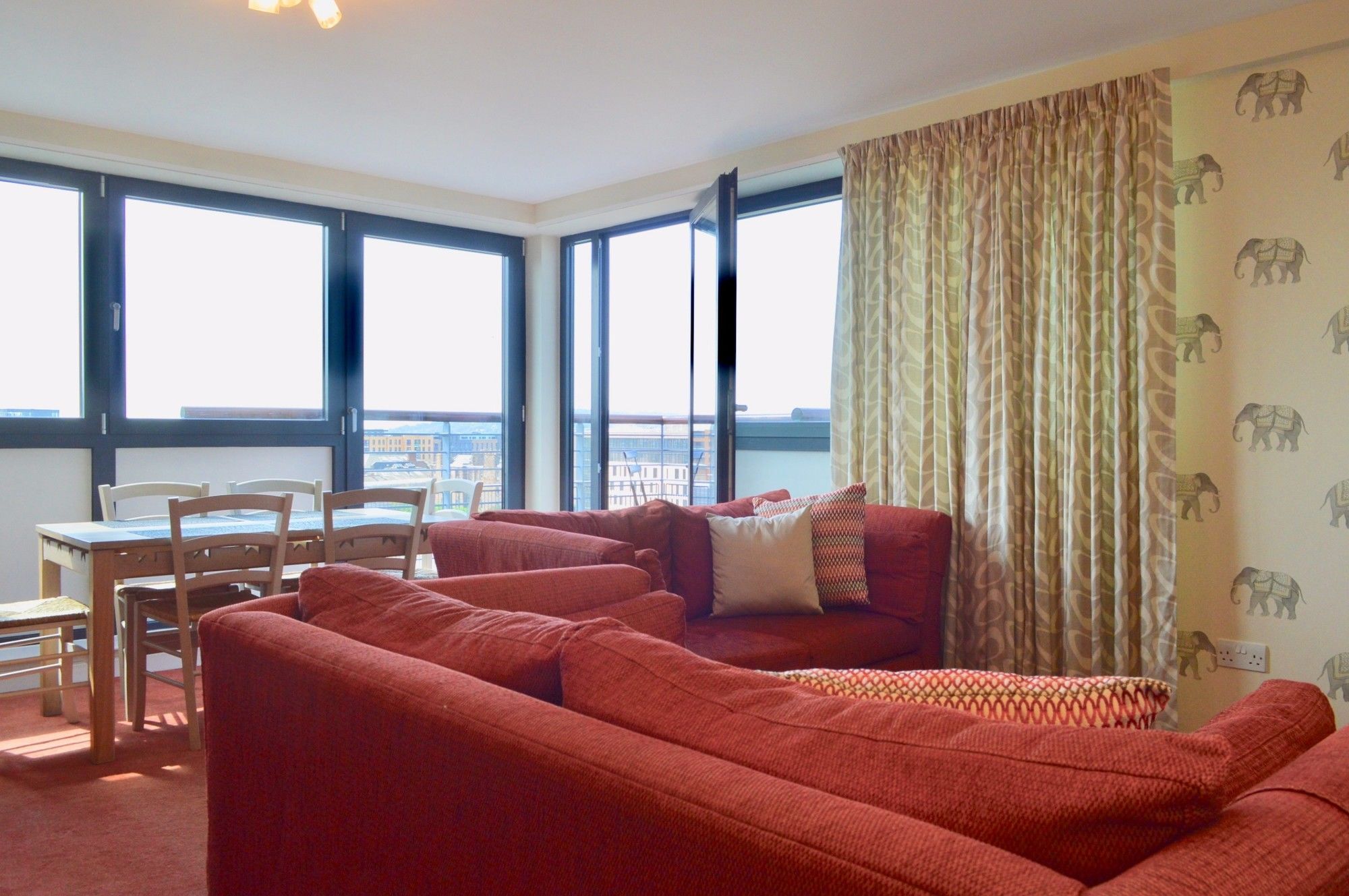 3 Bedroom Canal-side Sleeps 6 Apartment